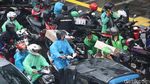 Ojol Menyemut di Sisi Jalan Salemba
