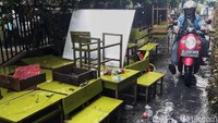 Bangku-bangku mulai dijemur di depan sekolah agar lekas kering dan dapat digunakan kembali.
