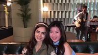 Selain Ussy, Patricia juga akrab dan sering nongkrong bareng dengan DJ Yasmin. Ditemani dengan churros dan wine, acara ngumpul-ngumpul mereka semakin seru. Foto: Instagram @pciamayoree