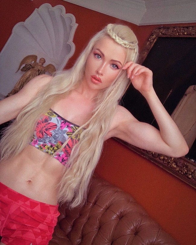 Itu selalu penting bagi saya tidak hanya untuk dapat memiliki tubuh yang bugar tetapi untuk mempertahankan proporsi model. Sebenarnya itu adalah seni yang nyata ketika kamu memiliki otot dan pada saat yang sama kamu memiliki kaki yang kurus, jelas Valeria. Foto: Instagram