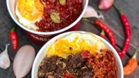 Outlet bernama Rarempa menawarkan menu rice bowl yang mengnggah selera. Porsinya jumbo dengan salah satu yang berisikan daging rendang yang royal ini. Foto: Instagram @cicibuncits  