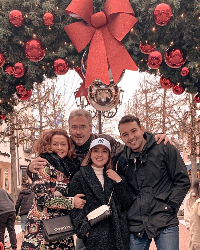 Cita Citata mendapat kejutan dari kekasihnya Roy Geurts saat mereka liburan Tahun Baru di Belanda. Roy melamarnya saat mereka menyusuri kanal di Belanda dengan perahu bersama keluarga sang kekasih. Foto: Instagram @cita_citata