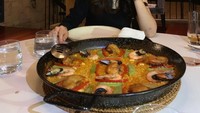 Punya uang jajan yang berhasil bikin Nikita Mirzani melongo, ini pose Patricia saat menikmati Paella dengan aneka seafood yang bikin ngiler. Foto: Instagram @pciamayoree