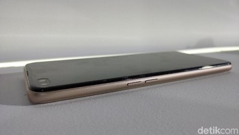 Secara spesifikasi, tidak ada perbedaan antara Realme X50 5G Master Edition dengan edisi regulernya. Foto: Virgina Maulita Putri/detikINET