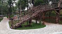 Taman ini juga dilengkapi dengan jembatan pohon untuk warga berfoto-foto.