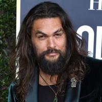 Jason Momoa punya bekas luka di alis yang kini justru jadi ciri khas wajahnya. Pada 2008, bintang film Aquaman ini diserang seorang pria, ketika dia berada di sebuah bar di Hollywood. Pria tersebut melukai Jason dengan pecahan gelas yang membuatnya harus menerima 140 jahitan dan menjalani operasi rekonstruksi wajah. Foto: Getty Images