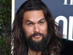 Alasan Manis di Balik Viral Jason Momoa Cuma Pakai Singlet di Golden Globes