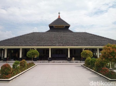Masjid Agung Demak, Sejarah dan Cerita Pintu Penangkal Petir