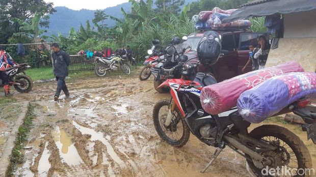 Perjuangan Komunitas Motor Trail Bantu Warga Terisolir Banjir