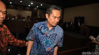Atas perbuatan itu, Andra didakwa melanggar Pasal 12 huruf a dan b atau Pasal 11 UU Nomor 31 Tahun 1999 tentang Pemberantasan Tindak Pidana Korupsi sebagaimana telah diubah dengan Undang-Undang Nomor 20 Tahun 2001 juncto pasal 64 ayat (1) KUHP.