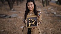 Dapat kue cokelat dengan bentuk huruf inisial namanya, kue Patricia dihias dengan aneka cokelat, wafer, hingga oreo. Foto: Instagram @pciamayoree