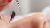 Hati-hati Pasang Eyelash Extension Jika Tak Mau Berakhir Seperti Wanita Ini