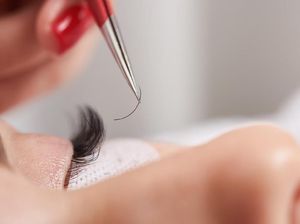 Hati-hati Pasang Eyelash Extension Jika Tak Mau Berakhir Seperti Wanita Ini