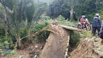 Anak Trail Buka Jalur Tertimbun Longsor Sukajaya Bogor