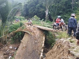 Anak Trail Bahu Membahu Buka Jalur Tertimbun Longsor