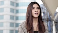 Dita pun sampai berhenti kuliah saat mendapatkan pekerjaan sebagai pramugari.