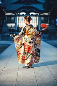 Kimono adalah pakaian tradisional Jepang berlapis-lapis yang digunakan saat acara formal