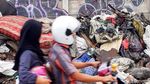 Sampah Sisa Banjir Ibu Kota Membujur di Tepi Jalan