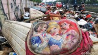 Sampah-sampah seperti lemari hingga kasur juga terlihat menumpuk di pinggir jalan.