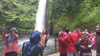 Selain kawasan jembatan, ada pula curug sawer yang juga jadi tempat favorit. Suara air dan pemandangan alam yang masih sangat asri sangat menenangkan. (Elmy Tasya Khairally/detikcom)
