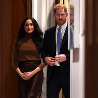 Meghan Markle juga menyempurnakan gayanya dengan heels Jimmy Choo seri Romy Pumps seharga 420 pound sterling atau Rp 7,6 juta. (Foto: DANIEL LEAL-OLIVAS - WPA Pool/Getty Images)
