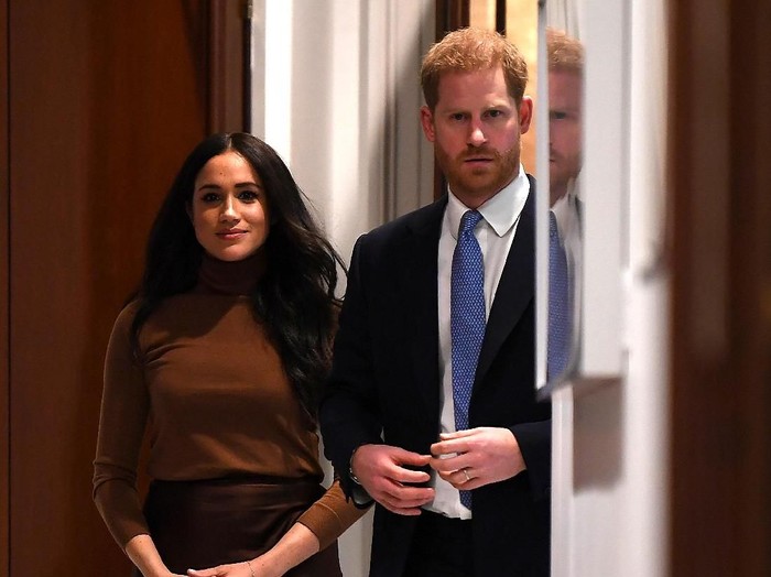 Pangeran Harry dan Meghan Markle LONDON, UNITED KINGDOM - JANUARY 07: Prince Harry, Duke of Sussex and Meghan, Duchess of Sussex stand with the High Commissioner for Canada in the United Kingdom, Janice Charette (4thL) and the deputy High Commissioner, Sarah Fountain Smith (7thL), as they pose for a photograph with High Commission staff during their visit to Canada House in thanks for the warm Canadian hospitality and support they received during their recent stay in Canada, on January 7, 2020 in London, England. (Photo by DANIEL LEAL-OLIVAS - WPA Pool/Getty Images)