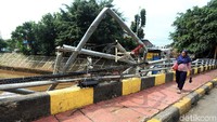 Pagar besi tersebut mengalami rusak parah usai diterjang banjir beberapa waktu lalu.