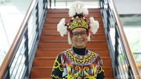 Begini gaya Menlu Retno yang mengenakan pakaian adat Kalimantan Barat.