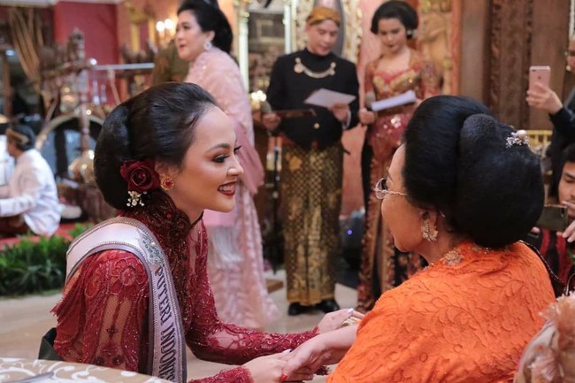 Kebaya Anne Avantie juga membungkus tubuh Puteri Indonesia Lingkungan 2019 Jolene Marie. Perempuan berdarah Minahasa pun seketika terlihat ayu. (Foto: Instagram)