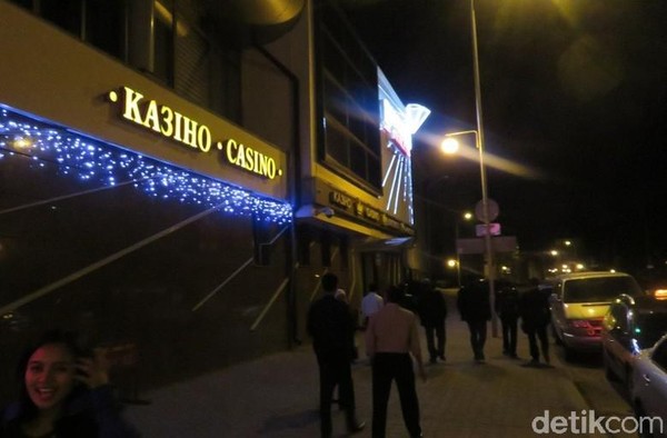 Minsk, ibukota Belarus disebut-sebut sebagai Las Vegas-nya Eropa. Ini karena banyaknya kasino yang bertebaran di sudut-sudut kota. Bahkan, spanduk promosi dan tawaran untuk main kasino terpampang di sepanjang jalan dari bandara menuju pusat kota. (Erwin Daryanto/detikTravel) Minsk, ibukota Belarus disebut-sebut sebagai Las Vegas-nya Eropa. Ini karena banyaknya kasino yang bertebaran di sudut-sudut kota. Bahkan, spanduk promosi dan tawaran untuk main kasino terpampang di sepanjang jalan dari bandara menuju pusat kota. (Erwin Daryanto/detikTravel)