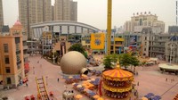 Hal yang diunggulkan mal ini adalah bioskop IMAX dan taman rekreasi indoor.  (CNN)