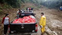 Akses yang masih tertutup longsoran menyulitkan relawan mendistribusikan bantuan.
