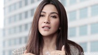 Wanita berusia 25 tahun itu tumbuh dan besar di Surabaya, hingga akhirnya mencari kerja ke Jakarta.