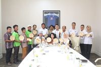 Piring Pelepah Pinang Pengganti Plastik Asal Sumsel Mulai Dipasarkan