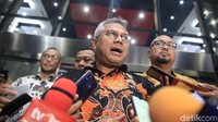 Ketua KPU Arief Budiman bersama komisioner KPU, Ilham Saputra, Hasyim Ashari dan Pramono Ubaid memberikan keterangan pers di Gedung KPK, Rabu (8/1/2019).