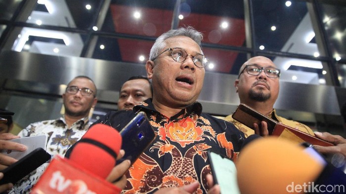 Ketua KPU Arief Budiman bersama komisioner KPU, Ilham Saputra, Hasyim Ashari dan Pramono Ubaid memberi pernyataan pers di Gedung KPU Jakarta, Rabu (8/1/2019) seusai bertemu dengan Wakil Ketua KPK Alexander Marwata yang didampingi Jubir KPK Ali Fikri da Kabiro Humas KPK Febri Diansyah. Dalam pertemuan itu KPU mendapatkan kepastian soal komisioner Wahyu Setiawan yang terkena operasi tangkap tangan (OTT) KPK. Wahyu Setiawan masih diperiksa intensif tim KPK.