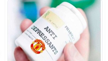 Fans MU digambarkan menenggak obat anti depresi. Foto: Twitter