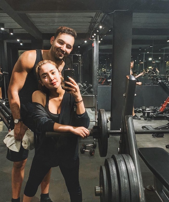 Cita Citata dan Roy Geurts berpacaran sejak 2019. Saat memperkenalkan sosok Roy pada September 2019 ke media, Cita menyebut mereka sudah berpacaran selama lima bulan. Dia pengusaha. Iya (blasteran), dia tinggal di Jakarta karena dia company di Jakarta. Dia orang Belanda tapi ada Indonesianya, ujar Cita Citata di kawasan Tendean, Jakarta Selatan. Foto: Instagram @cita_citata