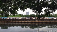 Sampah sisa banjir nampak berjejer di pinggir Jalan Inspeksi Kali Mookervaart, Cengkareng, Jakarta, Rabu (8/1/2020).