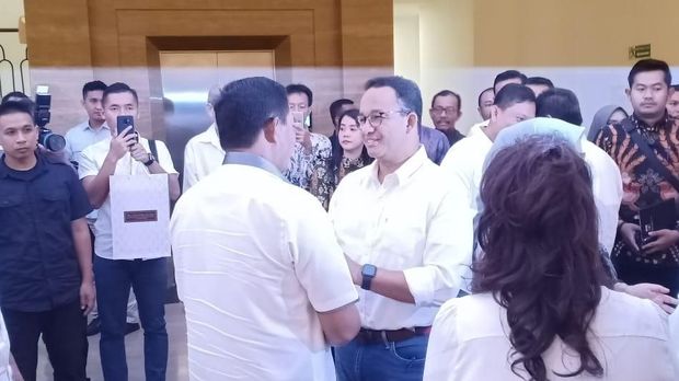 Irjen Nana Sujana menyalami Anies Baswedan