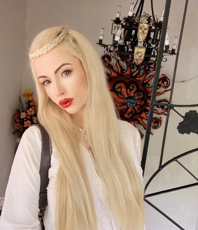 Sangat lucu dan sedih pada saat yang sama bahwa orang-orang mengenal saya diseluruh dunia sebagai Barbie. Beginilah cara saya diperlakukan dimana-mana, seolah-olah saya memang seperti itu, kata Valeria menurut laporan CEN. Foto: Instagram