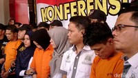 Selain Zuraida, Polda Sumut menghadirkan 2 eksekutor yaitu JL dan R. Keduanya juga mengenakan baju tahanan dan terus menundukkan kepala. Diduga Jamaluddin dibunuh di rumahnya pada Kamis (28/11/2019) dini hari. Zuraida dibantu oleh JL dan R. Foto: Ahmad Arfah/detikcom