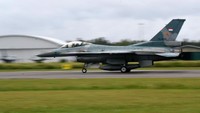 Pesawat Tempur F16 C mendarat di Lanud Raden Sadjad, Natuna, Kepulauan Riau pada Selasa (7/1/2020). Sebanyak empat unit F16 C tersebut dikerahkan untuk melakukan operasi pengendalian wilayah laut, khususnya di Zona Ekonomi Ekslusif (ZEE) laut Natuna Utara. Antara Foto/Risyal Hidayat.