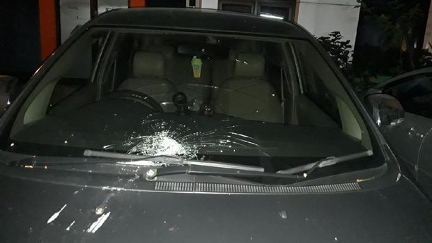 Kaca bagian depan mobil tampak retak