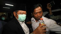 Bupati Sidoarjo Saiful Ilah beserta beberapa orang lainnya terjaring operasi tangkap tangan KPK diduga tersangkut kasus pengadaan barang dan jasa. ANTARA FOTO/Didik Suhartono.
