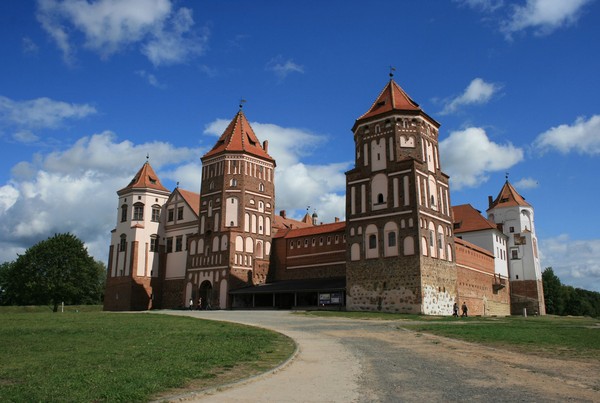 Tak jauh dari Radziwill, ada Mir Castle yang juga ikonik. Yang unik di Mir Castle, pengunjung bisa menyewa pakaian abad ke-17 hingga 19.  (iStock)
