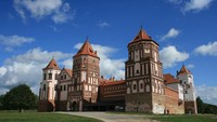 Tak jauh dari Radziwill, ada Mir Castle yang juga ikonik. Yang unik di Mir Castle, pengunjung bisa menyewa pakaian abad ke-17 hingga 19.  (iStock)
