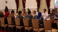 Jokowi meminta jajaran pemerintah daerah (Pemda) yang menghadiri rapat terbatas kali ini saling bersinergi dalam penanganan bencana. Jokowi juga menekankan sinergitas antar-daerah untuk mengatasi banjir di Jakarta.