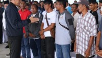 Jokowi juga mendengarkan cuhat dari sejumlah nelayan di Sentra Kelautan dan Perikanan Terpadu (SKPT) Selat Lampa. Pool/Laily Rachev/Biro Pers Sekretariat Presiden.