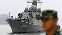 KRI Teuku Umar-385 dihadirkan dalam upacara Operasi Siaga Tempur Laut Natuna 2020 di Pelabuhan Pangkalan TNI AL Ranai, Natuna, Kepulauan Riau pada Jumat (3/1/2020).  KRI Teuku Umar 385 akan bergabung dengan sejumlah kapal perang Indonesia lainnya untuk berjaga di perairan Natuna. Antara Foto/M Risyal Hidayat.